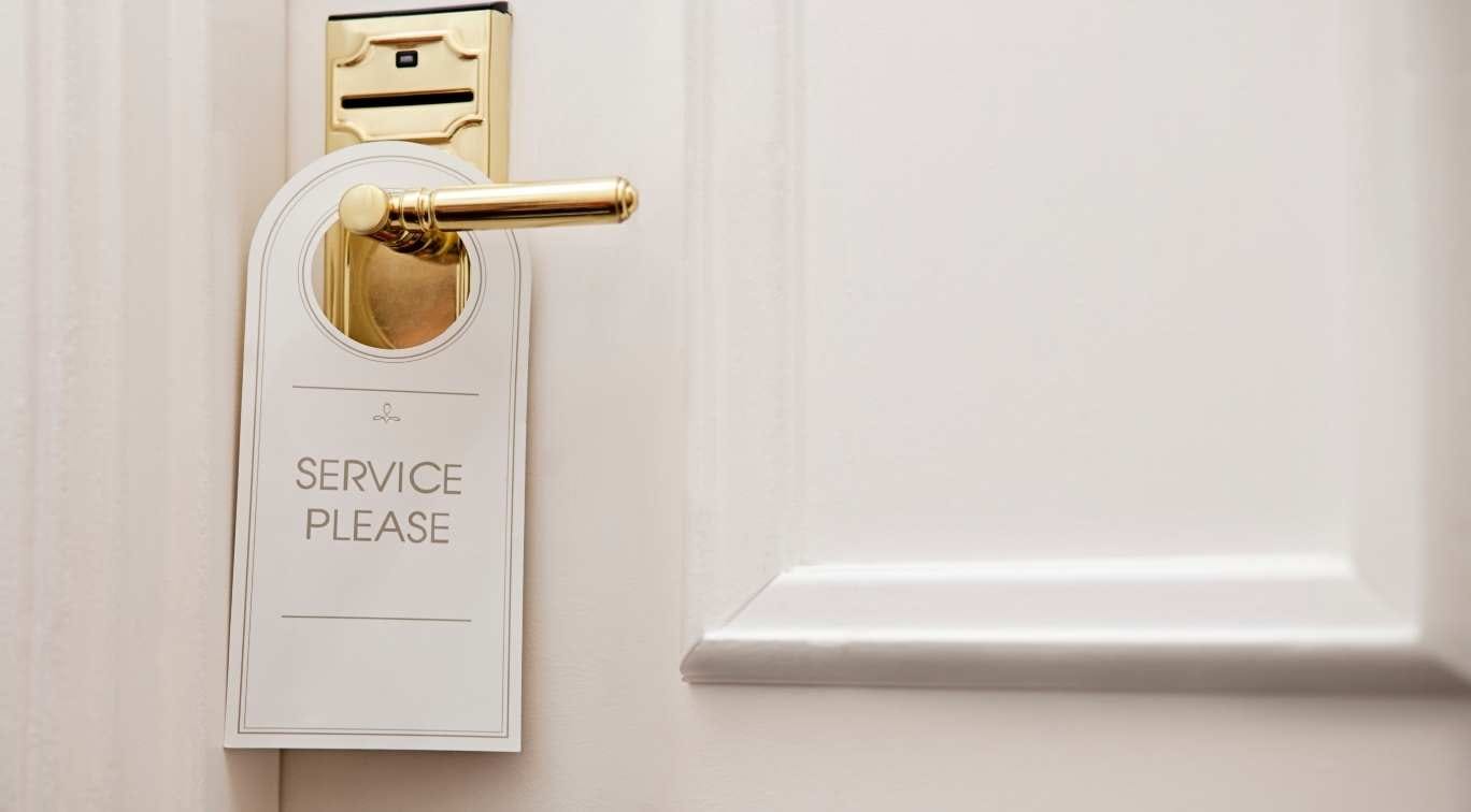 Türschild Service Please an einer Hotelzimmertür