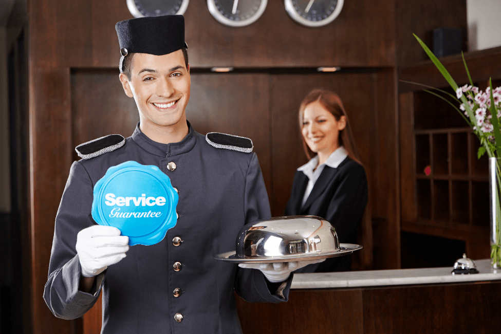 Houseboy in Uniform am Empfang eines Hotels